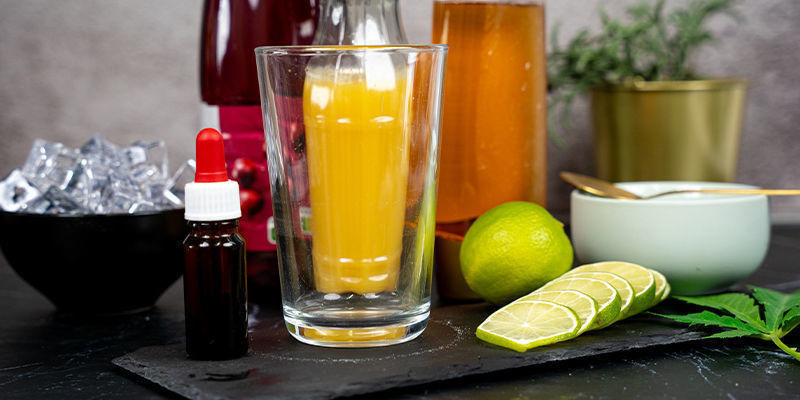 Laita kaikki ainekset cocktail-shakeriin