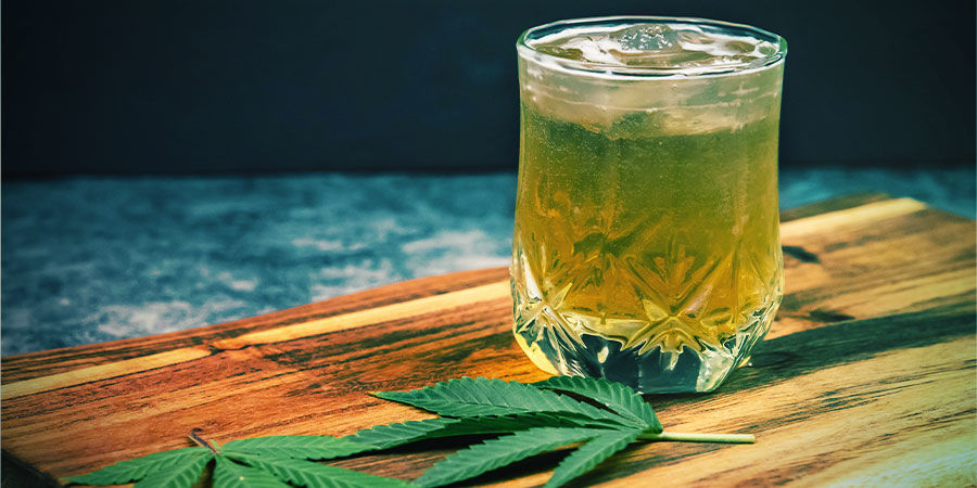 Kannabiksella maustetut juomat