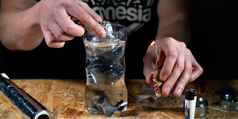 Upota bongi varovasti veteen Gravity bucket bong: Gently submerge the bong into the water