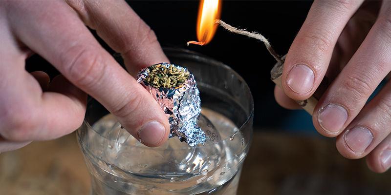 Täytä pesä Gravity bucket bong: Load your bowl