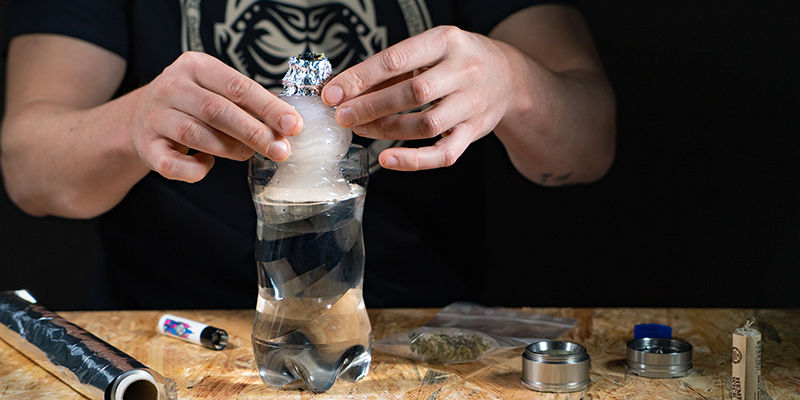 Vedä bongia varovasti ylöspäin samalla kun sytytät pesän Gravity bucket bong: Gently draw the bong upwards as you light the bowl