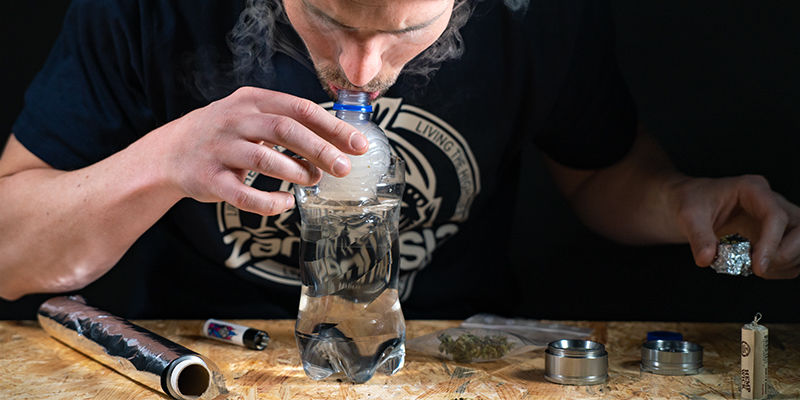 Paina bongi alas veteen Gravity bucket bong: push the bong down into the water