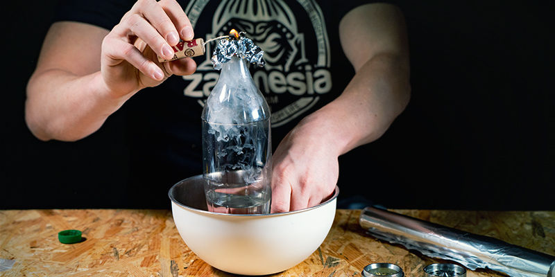 Pidä liekkiä pesän kohdalla ja vapauta ilma-aukko Vesiputous-gravity bong: pidä liekkiä pesän kohdalla ja vapauta ilma-aukko