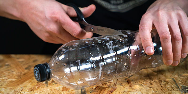 Leikkaa toisen, suuremman pullon pohja irti Ämpäri-gravity bong: Leikkaa toisen, suuremman pullon pohja irti