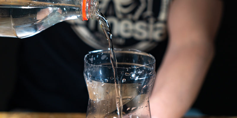 Täytä ämpäri vedellä Ämpäri-gravity bong: Täytä ämpäri vedellä
