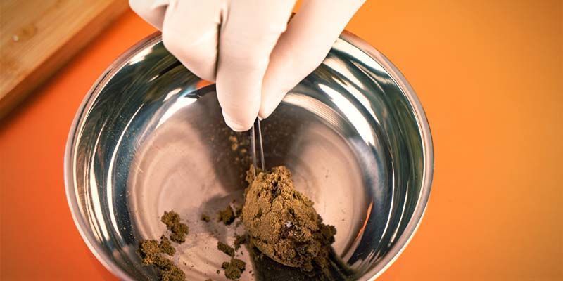 Laita kief ruostumattomaan teräskulhoon Laita kief ruostumattomaan teräskulhoon