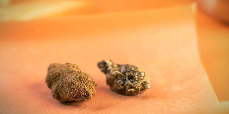 Aseta kiiltävä moon rock leivinpaperille Aseta kiiltävä moon rock leivinpaperille