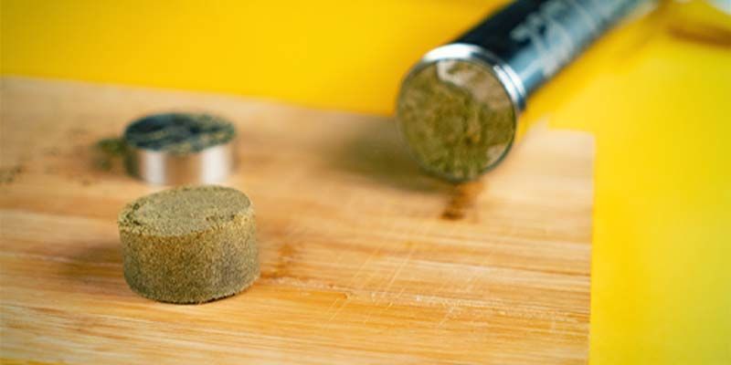 Purista kiefistä hasista Press Kief To Make Hash