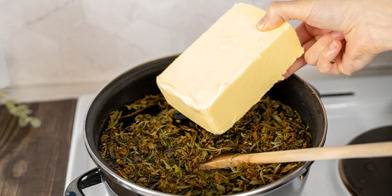 Lisää seuraavaksi voi ja vesi kattilaan suhteessa 1:4. Next, add sticks of butter and water into your pot(s) at a 1:4 ratio.