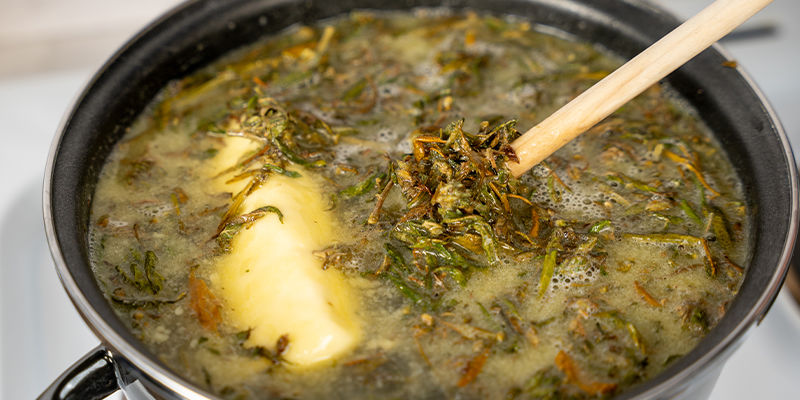 Kun kattilassa on kannabiksen ja voin “keitto”, on aika alkaa kuumentaa sitä. Now that you have a weed and butter “soup” in your pots, it's time to start heating them up.