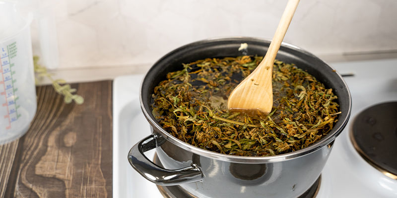Pidä lämpö tasaisena, mutta älä anna kannavoin kiehua voimakkaasti. Keep a consistent heat on your cannabutter, but be sure not to let it come to a full boil.