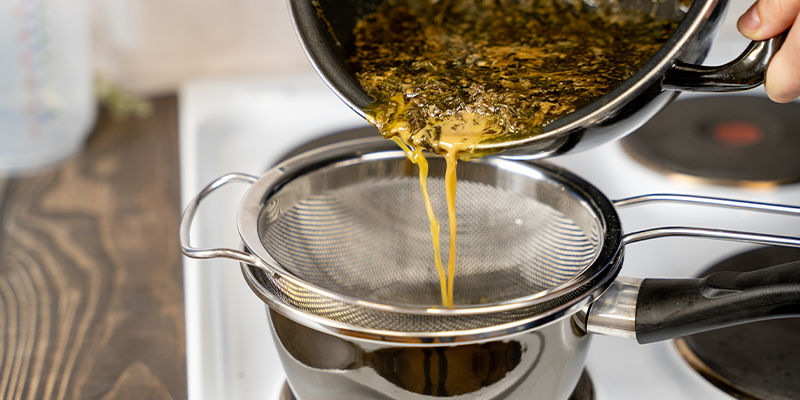 Nosta neste pois liedeltä ja kaada se kuumuutta kestävään astiaan siivilän tai harsokankaan läpi. After this time, take the liquid off the heat, then pour it into a heat-resistant container using a sieve or cheesecloth.