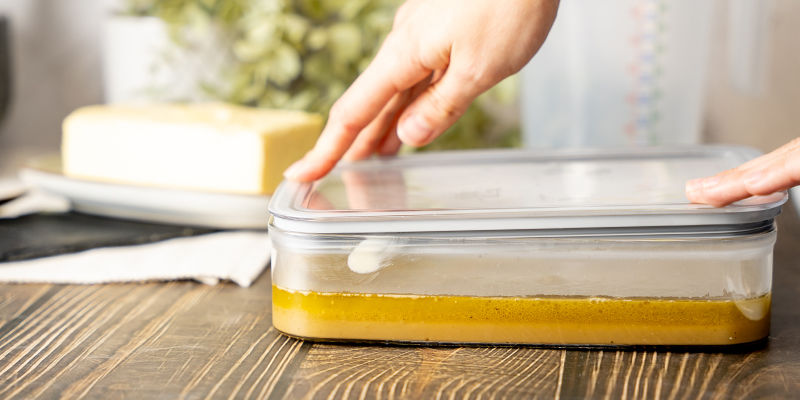 Astiassa on nyt öljykerros vesikerroksen päällä. You are now left with a container that has a layer of oil on top of a layer of water.