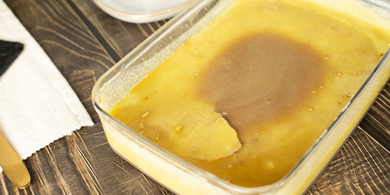 Seuraavana päivänä irrota varovasti kannavoi astian pinnalta. When you come back the next day, carefully remove the layer of cannabutter from the container.