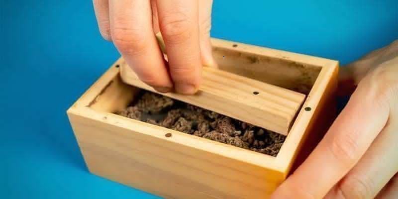 Avaa siivilälaatikko ja sekoita murentunut kannabis huolellisesti Avaa siivilälaatikko ja sekoita murentunut kannabis huolellisesti