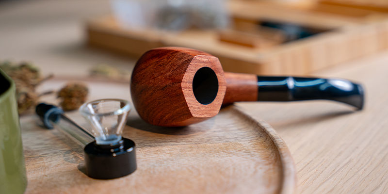 Erityyppiset kannabispiiput: metalli, lasi, puu, saippuakivi ERI TYYPPISET KANNABISPIIPUT: METALLI, LASI, PUU, SAIPPUAKIVI
