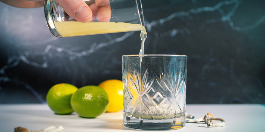 Lemon Tek -ohje: purista sitruunat ja kaada mehu sieni-/tryffelijauheen p&auml;&auml;lle