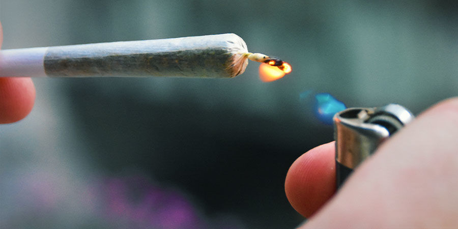 Kiinnitä erityistä huomiota, kun sytytät jointin, piipun tai bongin Kuinka tunnistaa kannabiksen epäpuhtaudet: kiinnitä erityistä huomiota, kun sytytät jointin, piipun tai bongin