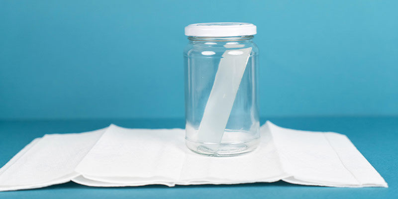 Lisää 2 ml testinestettä lasiseen kehitysastiaan ja aseta testilevy lyhyt sivu alaspäin Add 2ml Of The Test Fluid Into A Glass Development Container And Add The Test Plate With The Short Side Down