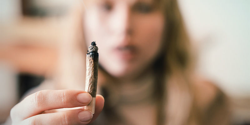 Miksi kannabiksen polttaminen aiheuttaa kurkkukipua? Miksi kannabiksen polttaminen aiheuttaa kurkkukipua?