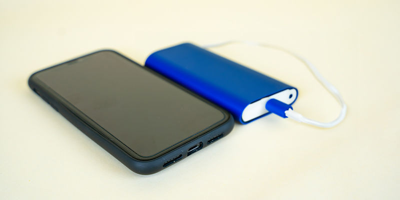 Puhelimen laturi / varavirtalähde Phone charger/power bank
