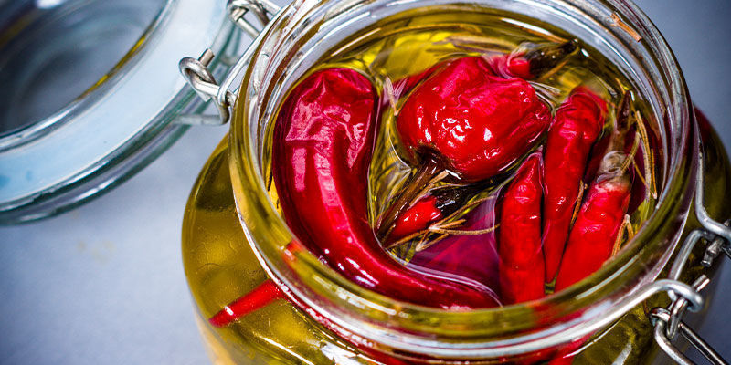 Chiliöljyn valmistus: Näin helppoa se on Chiliöljyn valmistus: Näin helppoa se on