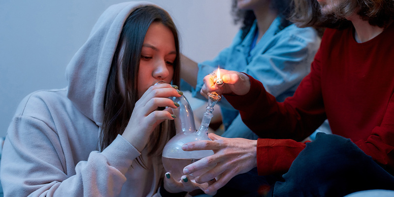 Bongs and pipes Bongs and pipes
