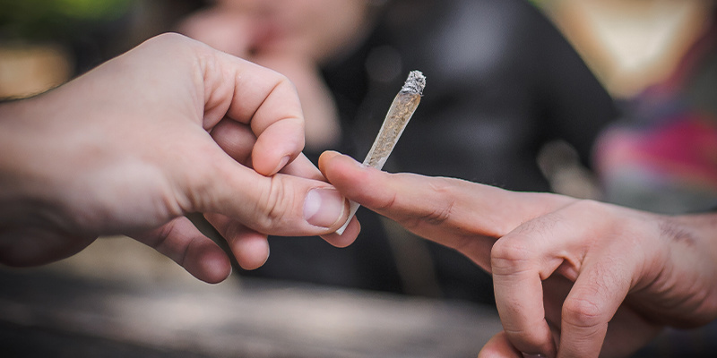 Jointin ja savukkeen polttamisen ero Jointin ja savukkeen polttamisen ero