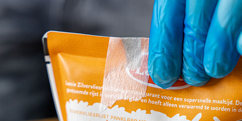 Leikkaa nyt yksi kulma riisipussista Leikkaa nyt yksi kulma riisipussista