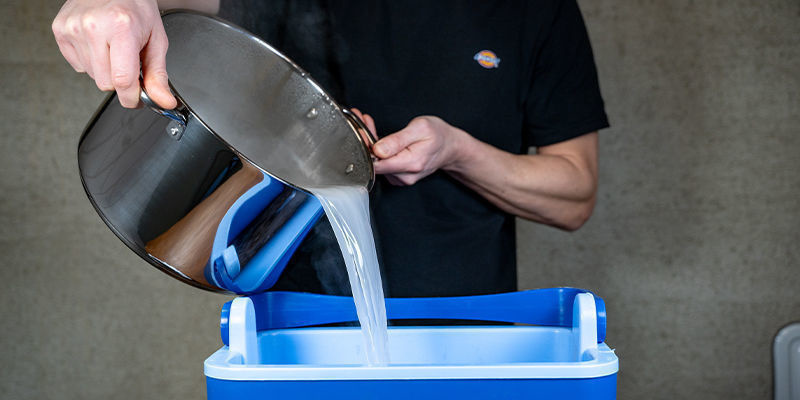 Kun vesi on kiehautettu ja kipsi lisätty, voit kaataa sen ämpärissä olevan kookoskuidun ja vermikuliitin päälle Kun vesi on kiehautettu ja kipsi lisätty, voit kaataa sen ämpärissä olevan kookoskuidun ja vermikuliitin päälle