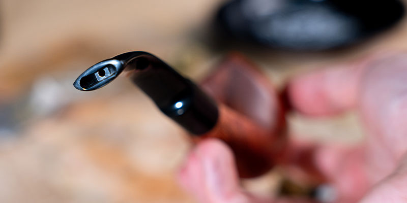 Tupakkapiippujen suukappaleet ovat pienet Tobacco Pipes Have Small Mouthpieces