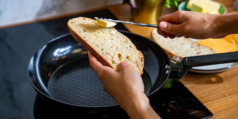 Kuumenna paistinpannu miedolla–keskilämmöllä Kuumenna paistinpannu miedolla–keskilämmöllä