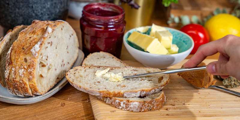 Leikkaa leipäveitsellä ja leikkuulaudalla kaksi paksua viipaletta kannabisleipää Cut Two Thick Slices Of Cannabis Bread Using The Bread Knife And Chopping Board