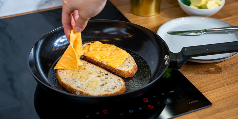 Aseta yksi leipäviipale pannulle, tavallisella voilla voideltu puoli alaspäin. Lado juustoviipaleet leivän päälle Aseta yksi leipäviipale pannulle, tavallisella voilla voideltu puoli alaspäin. Lado juustoviipaleet leivän päälle