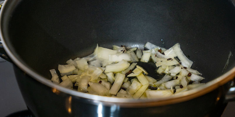 Kuullota sipulit ja sienet voissa tai oliiviöljyssä, lisää valkosipuli ja kypsennä minuutti Now, Sauté Onions And Mushrooms With A Bit Of Traditional Butter Or Olive Oil Until They'Re Soft. Add In The Garlic And Cook For About One Extra Minute