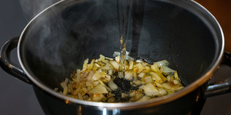 Lisää vesi ja kasvisliemi ja hauduta noin 15 minuuttia Add The Water And The Vegetable Stock, And Simmer For About 15 Minutes