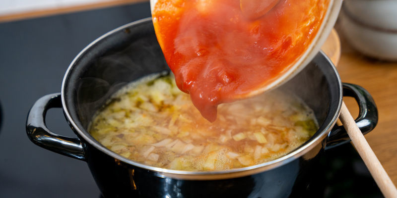 Lisää tomaatit tai tomaattipyree sekä kasvisliemi ja laske lämpö miedolle poreilulle Add The Tomatoes Or Tomato Purée And Vegetable Broth; Reduce To A Simmer