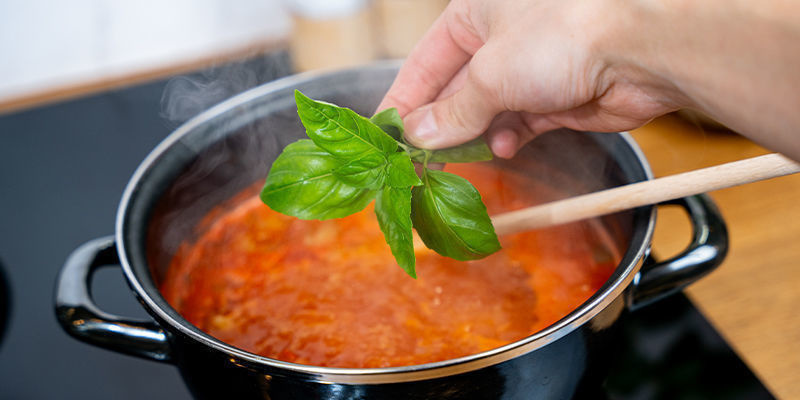 Lisää yrtit ja mausteet; anna hautua 20 minuuttia Add Herbs And Spices; Simmer For 20 Minutes