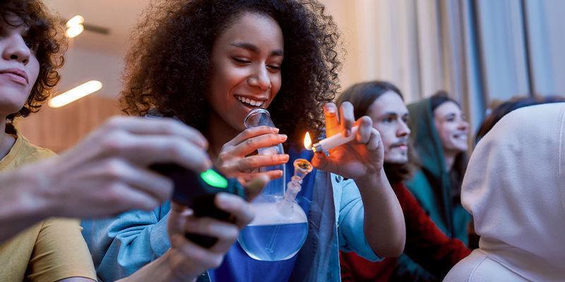 Kannabiksen ja pelaamisen yhdistäminen Kannabiksen ja pelaamisen yhdistäminen