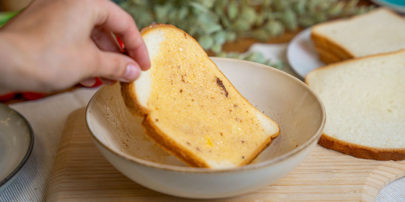 Kasta leipäviipaleet seokseen ja varmista, että ne peittyvät tasaisesti. Kasta leipäviipaleet seokseen ja varmista, että ne peittyvät tasaisesti.