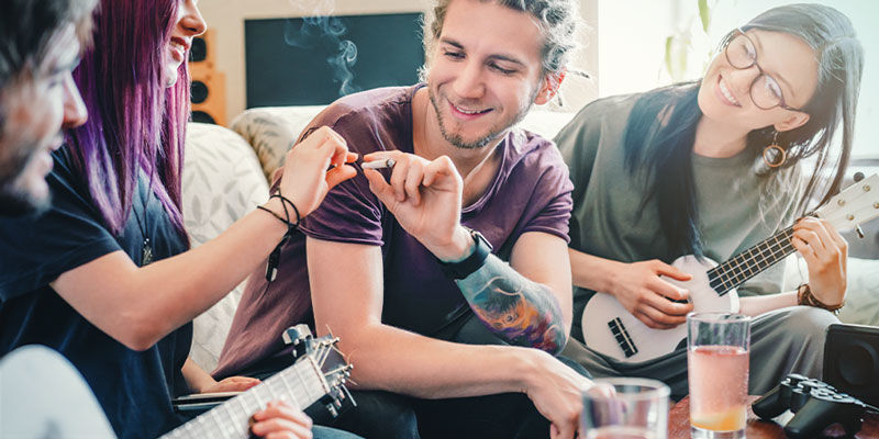 Kannabis voi tehdä sinusta sosiaalisemman ja puheliaamman Kannabis voi tehdä sinusta sosiaalisemman ja puheliaamman