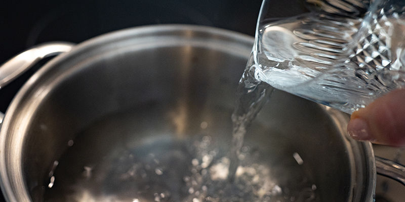 Kaada kattilaan 3 kupillista vettä ja kiehauta Put 3 Cups Of Water Into A Pan And Bring It To Boil