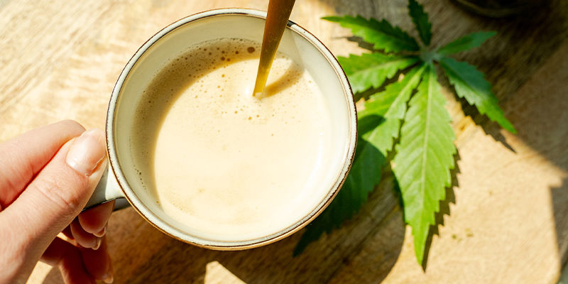 Kun kahvi on valmis, sekoita öljy kahviin sauvasekoittimella Once The Coffee Is Made, Use A Kitchen Immersion Blender To Help The Oil Mix Thoroughly With The Coffee