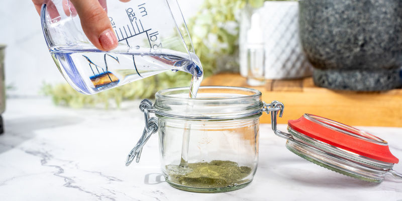 Laita jauhettu kannabis purkkiin Place your ground cannabis inside a jar