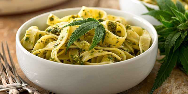 Kannabisöljyllä viimeistelty pestopasta Pot-Infused Pesto Pasta