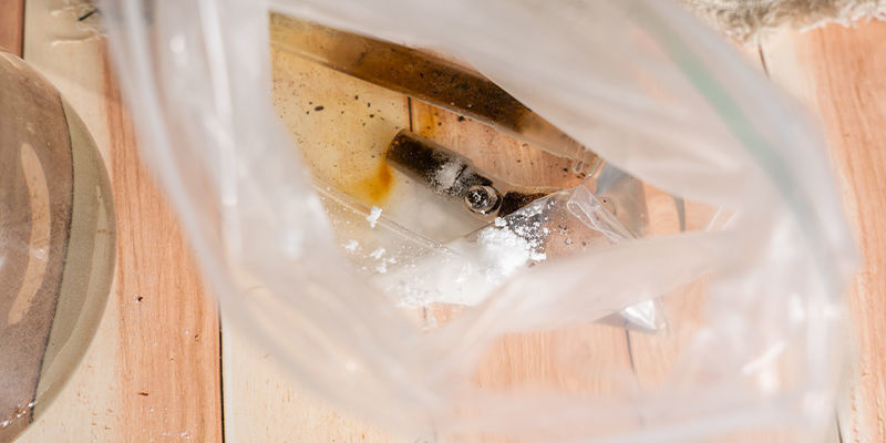 Kaada bongiin ruokasoodaa niin, että se peittää sisäpintoja mahdollisimman hyvin Pour baking soda into the bong, covering as much of the insides as possible