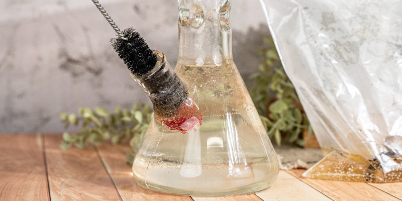Ota seuraavaksi harja ja hankaa pinttynyt lika bongin sisältä ja sen osista Next, take a brush and scrub the built-up grime inside and around your bong and its parts