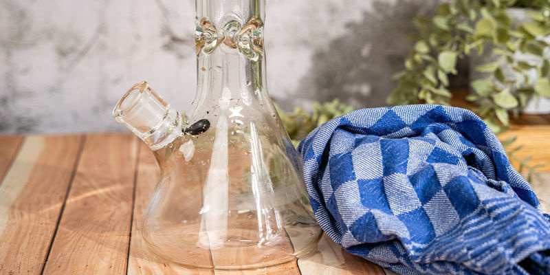Lopuksi huuhtele bongi, anna sen kuivua ja kaikki on valmista Lastly, give your bong a rinse, let it dry, and you're good to go