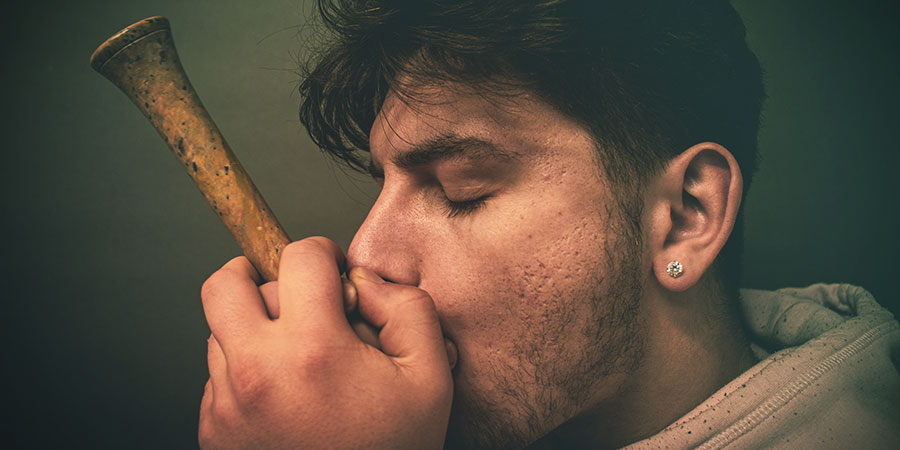 Chillumin käyttö Using A Chillum