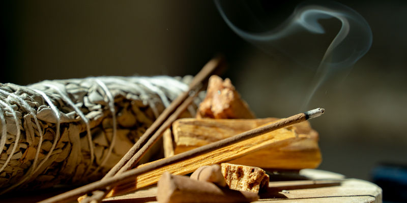 Täydellinen opas suitsukkeisiin: alkuperä, tyypit ja hyödyt Täydellinen opas suitsukkeisiin: alkuperä, tyypit ja hyödyt